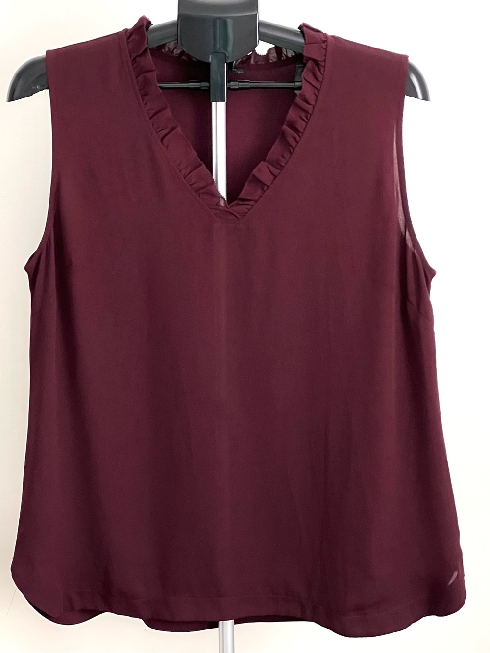 Ann Taylor Women’s Burgundy Ruffle V-Neck Sleeveless Blouse Size Large